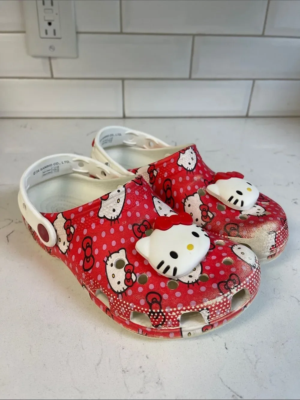 Crocs GIRLS - KID HELLO KITTY CLASSIC Size 3 Junior Hello Kitty X Crocs 210576